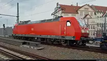 Blick auf 145 049-3 DB mit Autotransportwagen, die den Interimsbahnsteig Halle(Saale)Hbf Gl. 13a auf der Ostumfahrung für den Güterverkehr in nördlicher Richtung passiert.
[30.8.2018 | 16:12 Uhr]