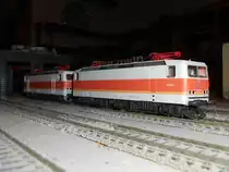 Für meinen S-Bahnverkehr stehen mir jetzt zwei in S-Bahnfarben lackierte 143er,von Roco,zur Verfügung.Hier stehen beide Lok´s in meinem H0-Bw.