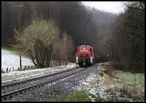 DB 294952-2 hat am 11.03.2019 um 12.11 Uhr den Steigungsbereich der Werksbahn nach Georgsmarienhütte am Augustaschacht erklommen und nähert sich dem Brechpunkt der Strecke am ehemaligen Bahnhof Patkenhof. An diesem Tag war noch einmal ein kurzer Wintereinbruch zu verzeichnen, der die angrenzende Wiese noch einmal mit leicht mit Schnee bedeckte. Dagegen zeigt der Busch neben der Lok aber bereits erste Frühlings Ansätze.