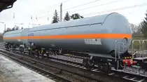 Noch ganz frische Druckgaskesselwagen mit Sonnendach vom Einsteller VTG in Hamburg ohne Gasfüllung, im Bild der Wagen mit der Nr. 37 TEN (GE) 80 D-VTG 7824 546-1 Zags am 08.03.19 Berlin-Hirschgarten. 