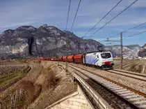 Die EU 43 003 mit einem Güterzug am 02.03.2019 unterwegs bei San Michele all'Adige.