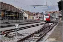 Wo es vor einer Woche noch dampfte und Festlaune herrschte, macht sich nun trübe Abbruchstimmung breit: der Bahnhof von Châtel St-Denis wird nur von noch den Zügen von und nach Bulle bedient, im Bild wartet der ABe 2/4 102, Zwischenwagen und Be 2/4 102  Südexpress  als S50 14828 auf die Abfahrt.

Die Halle links im Bild soll, wie Julian in einem Kommentar vermerkte, in Montbovon wieder aufgebaut werden. 

10. März 2019