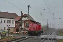 293 016-3 von Oiltanking passiert soeben das Stellwerk Stumsdorf und fährt weiter gen Halle. Noch gibt es hier HL-Signale und einen mechanischen Bahnübergang aber auch hier soll bald umgebaut werden und damit dürfte auch diese Idylle verschwinden.

Stumsdorf 01.03.2019