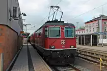 Nachdem am 20.09.2017 die Re 4/4 11132 einen IC aus Zürich nach Singen (Hohentwiel) gebracht hatte, stand sie nun vor einem Dosto-Nahverkehrszug am Bahnsteig und wartete darauf auf ein Abstellgleis zu rangieren.