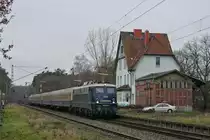 Ein weiteres Bild von mir vom 110er Duo der Centralbahn - diesmal allerdings von 110 278.
Besagte Lok ist hier mit drei Bm, einem Am und 110 383 im ehemaligen Bahnhof Estorf zu sehen. Die fahrt als RE 78 wird in wenigen Minuten in Nienburg enden. 
Das Bild entstand am 27.12.2018.