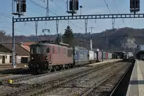 Am 19. Februar 2019 konnte auch die Re 425 184 zusammen mit einer nicht erkennbaren Re 465  in Burgdorf als Doppeltraktion vor einem langen Güterzug verewigt werden. Vergleich möglich mit meiner Aufnahme unter ID 1136364. Für mich stellt sich die Frage aus welchem Grund bei BLS CARGO nicht stilreine Re 425 und Re 465 Doppel-Traktionen gebildet werden? Schon vom Baujahr her und farblich passen diese beiden Loktypen nicht zusammen.
Foto: Walter Ruetsch