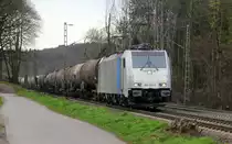 186 253-1 von Lineas/Railpool kommt die Gemmenicher-Rampe herunter nach Aachen-West mit einem langen Kesselzug aus Antwerpen-BASF nach Ludwigshafen-BASF(D). Aufgenommen an der Montzenroute am Gemmenicher-Weg.
Bei Regenwolken am Mittag vom 6.3.2019.