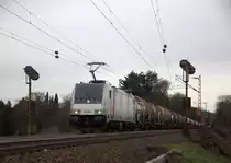 186 385-1 von Akiem/Lineas kommt aus Richtung Aachen-West die Gemmenicher-Rampe hoch mit einem lagen Kesselzug aus Ludwigshafen-BASF nach Antwerpen-BASF(B) und fährt in Richtung Montzen/Belgien. 
Aufgenommen an der Montzenroute am Gemmenicher-Weg. 
Bei Sonne und Regenwolken am Vormittag vom 6.3.2019.