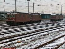 BLS Cargo Re 4/4 177  Zweisimmen  Re 4/4 167  Ausserberg  und Re 4/4 187  Mund  Re 4/4 169  B�nigen  abgestellt am 02.01.04 in Basel Bad Bf