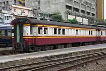 บชส. 493 (บชส = BTC/Bogie Third Class Carriage) am 27.März 2017 im Bf. Hua Lamphong.
