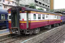 บพห. 1008 (บพห.=BFV./Bogie Full Van) am 27.März 2017 im Bf. Hua Lamphong.