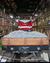 Hinter einem mit Schotter beladenen Wagen steht 229 188-8 DB anlässlich des Sommerfests unter dem Motto  Diesellokomotiven der ehemaligen DR  im Ringlokschuppen des DB Musems Halle (Saale).
[25.8.2018 | 12:52 Uhr]