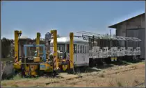 Eritrean Railways. Wegen der neuen Dieselloks aus Italien muss das historische Inspektionsfahrzeug Littorinella im Freien stehen. Die offenen Wagen zusammen mit den beiden Drewry Dieselloks (inzwischen defekt) unterhielten in Massawa einmal einen bescheidenen Vorortsverkehr. (18.01.2019)