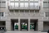 Draußen hält das Tram -

Blick vom Innenhof des Basler Kunstmuseums nach draußen zur Tramhaltestelle.

09.03.2019 (M)