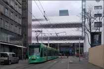 An der Messe - 

Ein Combino-Tram in der Clarastraße mit der Basler Messehalle im Hintergrund.

08.03.2019 (M)