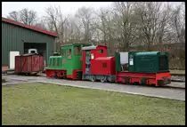 Am 17.03.2019 war eine ungarische Gruppe aus Mezökövest zu Gast bei den Eisenbahnfreunden Lengerich in Westfalen. Die Gäste nutzten die örtliche Logistik, fuhren mit der Feldbahn und besichtigten die Modellbahnanlage. Vor der großen Fahrzeughalle waren diverse Feldbahn Lokomotiven aufgestellt bzw. in Aktion. Links ist zudem ein Aufenthaltswagen einer ehemaligen Torfbahn zu sehen. Der Wagen kann heute noch mit einem Kanonenofen beheizt werden.