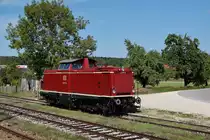 212 371 von UTL stand am 18. September 2018 abgestellt in Amstetten (Württ). Das Bild wurde aus einer nach Geislingen fahrenden RB aufgenommen.