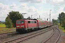 Nachschuss auf 111 161-6, als diese am Vormittag des 20.09.2017 als RE von Stuttgart Hbf nach Singen (Hohentwiel) unterwegs war und hier in Welschingen-Neuhausen in Richtung Zielbahnhof schob.