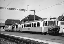 BAHNIMPRESSIONEN AUS DEM JAHRE 1981.
Neuer Pendelzug der SZB mit BDre 4/4 4 und Steuerwagen auf beiden Seiten.
Grafenried, 25. April 1981.
Foto: Walter Ruetsch