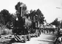 BAHNIMPRESSIONEN AUS DEM JAHRE 1981.
Festumzug  500 Jahre eidg. Stand Solothurn  am 6. September 1981 mit dem von einem Lastwagen gezogenen H 1/2 1  Gnom  auf Strassenroller und selbstfahrendem Führerstandsmodell der Re 4/4 IV 10101.
Foto: Walter Ruetsch