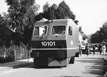 BAHNIMPRESSIONEN AUS DEM JAHRE 1981.
Festumzug  500 Jahre eidg. Stand Solothurn  am 6. September 1981 mit dem von einem Lastwagen gezogenen H 1/2 1   Gnom  auf Strassenroller und selbstfahrendem Führerstandsmodell der Re 4/4 IV 10101.
Foto: Walter Ruetsch