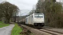 186 455-2 und 186 457-8 beide von Lineas/Railpool kommen aus Richtung Montzen/Belgien mit einem langen Kesselzug aus Antwerpen-BASF nach Ludwigshafen-BASF(D)  und fahren die Rampe nach Aachen-West hinunter. 
Aufgenommen an der Montzenroute am Gemmenicher-Weg. 
Bei Sonne und Regenwolken am Vormittag vom 7.3.2019.