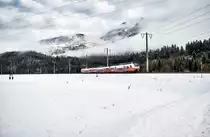 Seit Fahrplanwechsel im Dezember, sind die Desiro ML nun auch im Oberen Drautal im Einsatz, leider jedoch lediglich bei einem Zugpaar am Abend.
Nachdem es heute wieder etwas geschneit hatte, nutze ich gleich die Chance noch ein Winterbild vom cityjet zu bekommen.
Hier fährt soeben 4746 533-0, als S1 4239 (St. Veit a. d. Glan - Lienz), bei Berg im Drautal vorüber.
Aufgenommen am 18.3.2019.