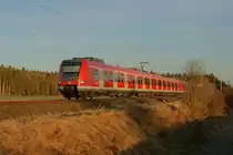 Am Morgen des 10.12.2016 ist 423 152 als S6335 auf dem Weg von Mammendorf über München Hbf nach Holzkirchen. In Kürze wird er den Haltepunkt Otterfing erreichen.