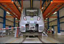 1442 119 (Bombardier Talent 2) der S-Bahn Mitteldeutschland (DB Regio Südost) steht anlässlich des Sommerfests des DB Museums Halle (Saale) unter dem Motto  Diesellokomotiven der ehemaligen DR  in der DB Werkstatt Halle (Saale).
Der Innenraum inkl. Führerstand konnte an diesem Wochenende besichtigt werden.
[25.8.2018 | 14:08 Uhr]