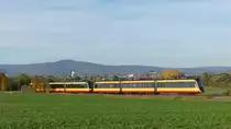 Am 3. November 2018 fanden auf der RB11 Frankfurt Höchst - Bad Soden Vorführungsfahrten mit einem AVG-Stadtbahntriebwagen statt. Damit sollte für das Projekt  Regionaltangente West , eine geplante Stadtbahnstrecke westlich von Frankfurt, geworben werden. Die beiden Triebwagen sind hier auf der Fahrt als RB11 nach Frankfurt Höchst zwischen Sulzbach und Sossenheim mit dem Taunus im Hintergrund zu sehen. Aufgenommen am 3.11.2018 15:49