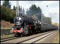 528095 durcheilt mit einem Sonderzug nach Solingen den Haltepunkt Haan.