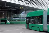 Selbe Farbe / unterschiedliche Typen -

Combino-Tram, B4-Anhänger und Felity II-Straßenbahn am Messeplatz in Basel.

08.03.2019 (M)
