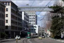 Von hohen Gebäuden gesäumt -

Eine Flexity II-Straßenbahn der Linie 8 in der Klybeckstraße kurz vor der Haltestelle Dreirosenbrücke.

Die Linie 8 soll zukünftig nicht mehr Marktplatz und Barfüsserplatz fahren sondern über eine kurze Neubaustrecke durch den Claragraben dann über die Wettsteinbrücke und Elisabethenstraße zum Bahnhof Basel SBB fahren. Auch den Aeschenplatz wird dann die Linie 8 nicht mehr anfahren.

08.03.2019 (M)