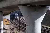 Unter der Hochstraße -

TGV unter aufgeständerten Autobahnzufahren im Basler Stadtteil St. Alban. Der Zug erreicht in Kürze den Bahnhof Basel SBB.

07.03.2019 (M)