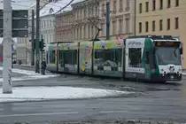 Am 08.01.2017 fährt die Combino  415 / Mödling  auf der Linie 92 nach Bornstedt. Aufgenommen am Platz der Einheit.
