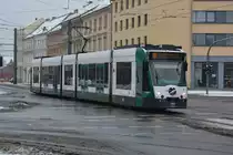 Am 08.01.2017 fährt die Combino  402 / Augsburg  auf der Linie 96 zur Viereckremise. Aufgenommen am Platz der Einheit.