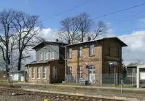 19. März 2019: Der Bahnhof Lampertswalde zwischen Großenhain und Ortrand an der Strecke Dresden - Cottbus. Rechts befand sich der Wartesaal mit dem Fahrkartenschalter. Durch die hohen Fenster auf der linken Seite konnte man in den Dienstraum schauen. Da hat mich in den 50er Jahren noch das Ticken des Morsetelegraphen interessiert.