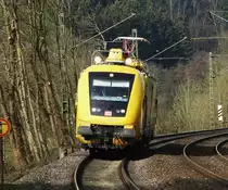 E-LOK 711 107-3(IFO) DER DB AUF DER SIEGSTRECKE
Die Lok der Baureihe 711.1 der DB,Instandhaltungsfahrzeug für Oberleitungsanlagen,
konnte ich am 20.3.2019 am Haltepunkt FREUSBURG/SIEG in Fahrtrichtung SIEGEN
aufnehmen.Zwischen 2002-4 wurden von der GLEISBAUMECHANIK BRANDENBURG 23
Fahrzeuge hergestellt,bei Behebung von Schäden und zur planmäßigen Instandhaltung
im Bereich Oberleitungsanlagen/Brücken/Tunneln eingesetzt...
Dürfte wohl nach den stürmischen letzten Wochen reichlich im Einsatz
gewesen sein.....