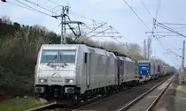 TXL - TX Logistik Austria GmbH mit  185 418-3  [NVR-Number: 91 81 0185 418-3 A-TXLA] hat dpe MRCE Dispo ]  ES 64 F4-085  [NVR-Number: 91 80 6189 985-5 D-DISPO] und einen schlecht ausgelasteten KLV-Zug am Haken am 20.03.19 BF. Berlin-Hohenschönhausen.
