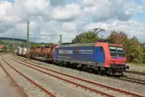 Durchfahrt am Mittag des 20.09.2017 von Re 482 013-0  Alpäzähmer  mit einem Containerzug als Rastatt-Umleiter durch den Bahnhof von Welschingen-Neuhausen in Richtung Singen (Hohentwiel).