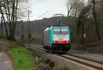 Die Cobra 2832  kommt als Lokzug aus Belgien nach Aachen-West und fährt die Gemmenicher-Rampe herunter nach Aachen-West. 
Aufgenommen an der Gemmenicher-Rampe am Gemmenicher-Weg auf der Montzenroute. 
Bei Sonne und Regenwolken am Mittag vom 8.3.2019.