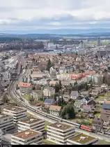 Re 4/4 II 11138 mit Fussballextrazug von Bern nach Basel am 17. März 2019 beim Verlassen des Bahnhofs Burgdorf.