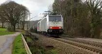 186 499-0 und 186 493-3  beide von DB-Schenker kommen aus Richtung Montzen/Belgien mit einem langen Ölzug aus Antwerpen-Petrol(B) nach Basel-SBB(CH) und fahren die Rampe nach Aachen-West hinunter. 
Aufgenommen an der Montzenroute am Gemmenicher-Weg.
Bei Sonne und Regenwolken am Vormittag vom 8.3.2019.