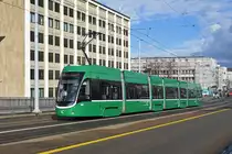 Be 6/8 Flexity 5011, auf der Linie 14, überquert die Dreirosenbrücke. Die Aufnahme stammt vom 13.03.2019.