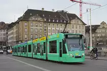 Be 6/8 Combino 327, auf der Linie 14, überquert die Mittlere Rheinbrücke. Die Aufnahme stammt vom 06.03.2019.