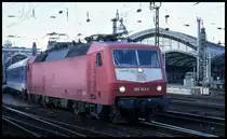 120143-3 fährt hier am 26.2.2002 um 12.58 Uhr aus Köln HBF mit dem IC 612 Ludwig Uhland nach Dortmund ab.