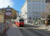 Wien Wiener Linien SL 49 (E1 4515 (Lohnerwerke 1972) + c4 1335 (Bombardier-Rotax, vorm. Lohnerwerke, 1975)) VII, Neubau, Burggasse (Hst. Volkstheater) am 14. Feber / Februar 2019.