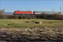 Antike und heute. Die badische Hauptbahn folgt in weiten Bereichen den alten Römerstraßen. Hier in Friesenheim wird ein Stück Römerstraße mit Raststätte an einer antiken Kreuzung gepflegt, netterweise direkt neben der Bahnstrecke. 101 115 mit einem EC auf Römerpfaden. Februar 2019.