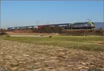 Antike und heute. Die badische Hauptbahn folgt in weiten Bereichen den alten Römerstraßen. Hier in Friesenheim wird ein Stück Römerstraße mit Raststätte an einer antiken Kreuzung gepflegt, netterweise direkt neben der Bahnstrecke. Re 475 405 mit einem Güterzug auf Römerpfaden. Februar 2019.