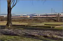 Antike und heute. Die badische Hauptbahn folgt in weiten Bereichen den alten Römerstraßen. Hier in Friesenheim wird ein Stück Römerstraße mit Raststätte an einer antiken Kreuzung gepflegt, netterweise direkt neben der Bahnstrecke. 403 011  Wiesbaden  und 403 012  Montabaur  mit einer ICE 3-Doppeltraktion auf Römerpfaden. Im Hintergrund ist noch der <I>Abnuba mons</I> zu sehen, zu deutsch Schwarzwald. Februar 2019.